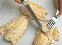 разломайте рыбу на куски 
