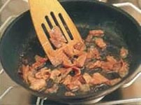 Приготовьте из лука овсянки и бекона начинку
