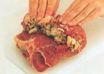 Заверните начинку в мясо