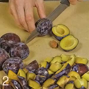 Нарезать сливы