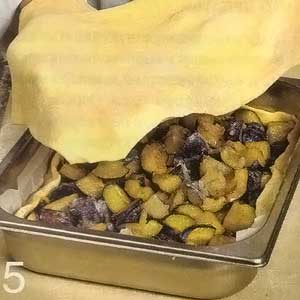 Уложить коржи и начинку в форму