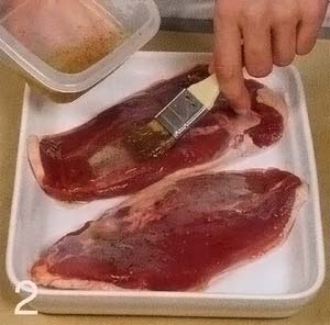 Намазать филе маслом с корицей