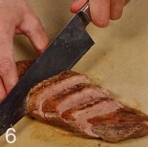 Филе утки нарежьте ломтиками
