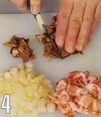 Нарезаем грибы, лук и бекон