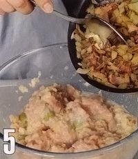 Смешиваем продукты с фаршем