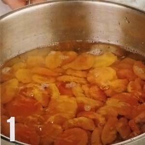 Курагу залить водой и довести до кипения