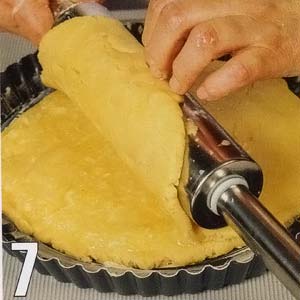 Поверх начинки раскатать второй корж