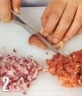 Нарезать баранину и говядину