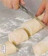 Колбаску из теста порезать на кусочки