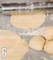 Тесто раскатайте скалкой