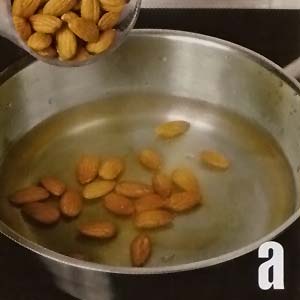 Миндаль опустить в кипящую воду 