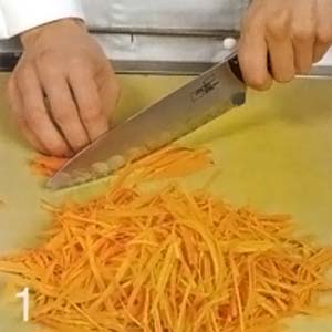 Морковь порезать тонкой соломкой