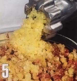 Пропускаем лук через мясорубку