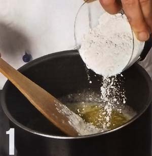 Растопить сливочное масло и добавить муку 