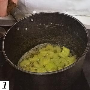 Стебель сельдерея опустить в кипящее масло