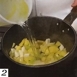 Добавить в масло лук, картофель и корень сельдерея