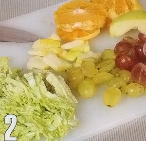 Нарезать китайскую капусту и фрукты