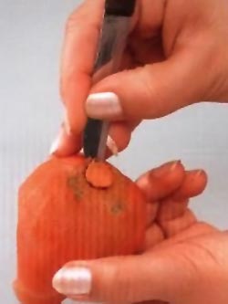 вырежьте в середине конусообразное отверстие