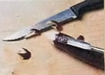 Вырежьте с обоих концов баклажана тюльпаны