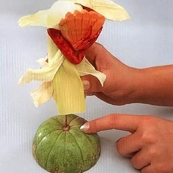 Закрепите куклу на подставке