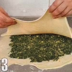 Укладываем начинку в лепешки